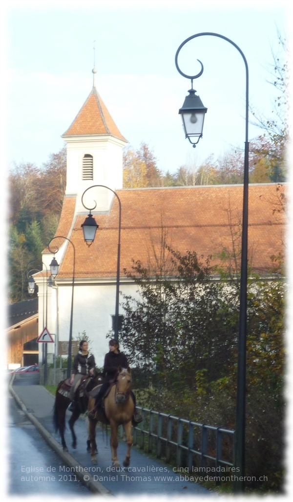 église de Montheron, deux cavalières, cinq lampadaires